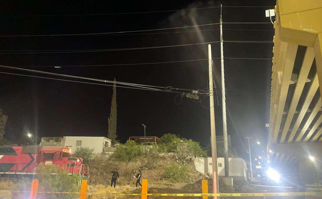 QUEDA CON UNA PIERNA CASI AMPUTADA AL SER ATROPELLADO POR EL TREN