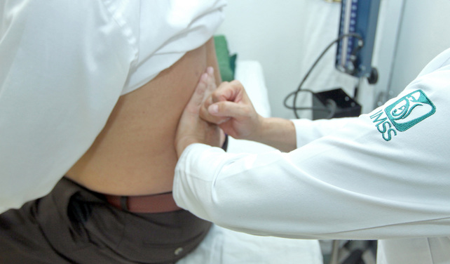 PARA TRATAR LOS CÁLCULOS RENALES, SEGURO SOCIAL OFRECE A DERECHOHABIENTES VIGILANCIA MÉDICA Y CIRUGÍA ENDOUROLÓGICA