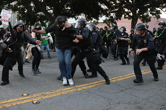 ALREDEDOR DE 300 MIGRANTES DETENIDOS EN LAS REDADAS EN CALIFORNIA, SEGÚN ORGANIZACIONES