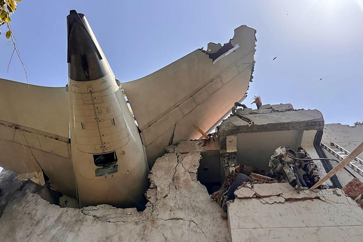 HALLAN AL PRIMER SOBREVIVIENTE DEL VUELO DE AIR INDIA QUE SE ACCIDENTÓ EN UNA RESIDENCIA MÉDICA