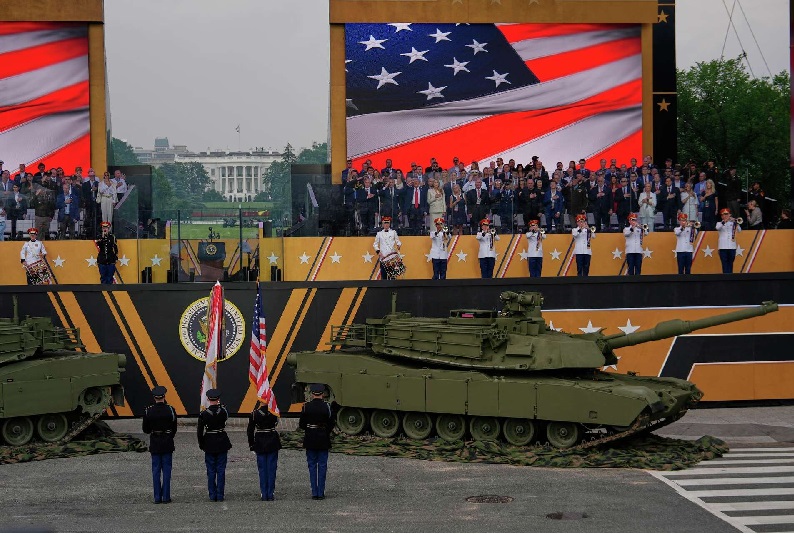 DONALD TRUMP PASÓ REVISTA EN WASHINGTON AL EJÉRCITO DE ESTADOS UNIDOS EN SU CUMPLEAÑOS