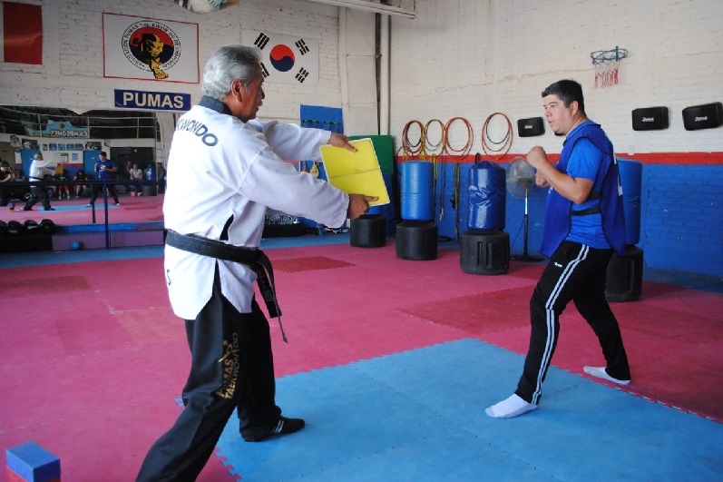 SE SUBE REGIDOR GALICIA AL TATAMI ENTRENÓ CON LOS PUMAS DEL TAE KWON DO