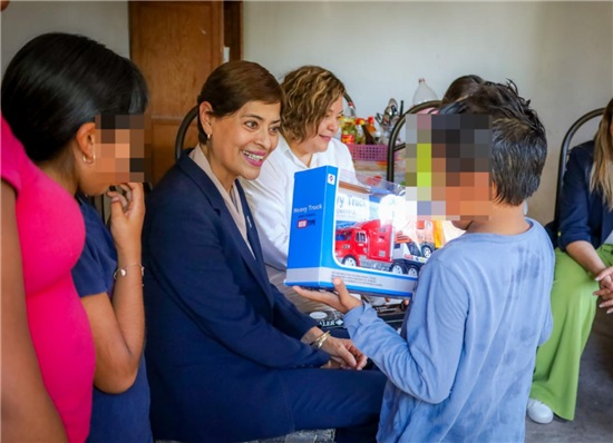 APOYA DIF MUNICIPAL A FAMILIA CON ARTÍCULOS PARA EL HOGAR, ROPA Y COMIDA