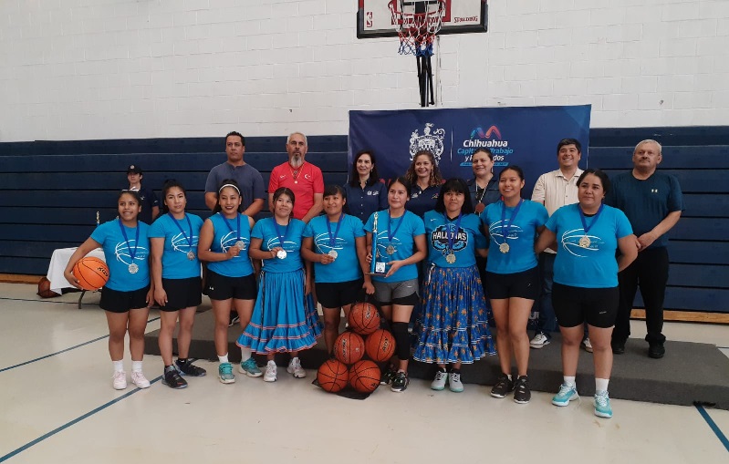 PARTICIPAN JONI BARAJAS Y ADAN GALICIA EN PREMIACIÓN DE LA LIGA INDÍGENA DE BÁSQUETBOL