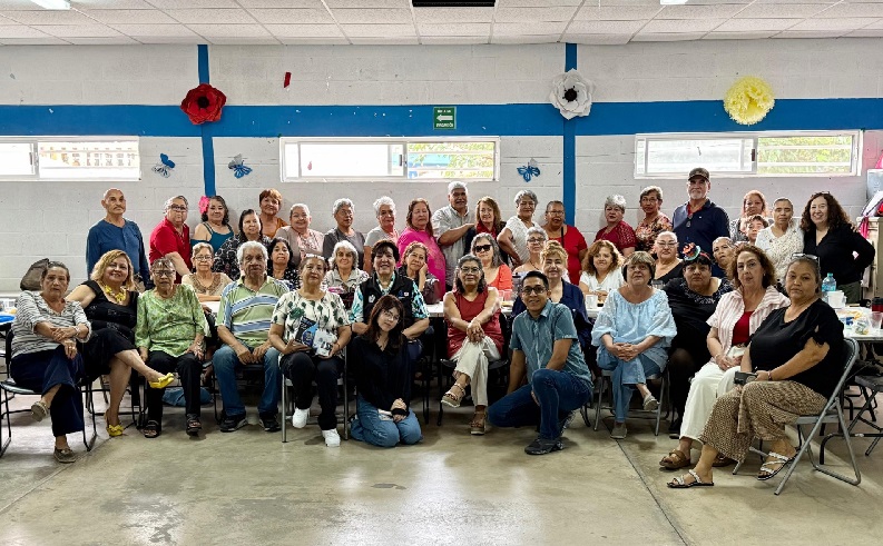 ENTREGA LUPITA BORRUEL EQUIPO MÉDICO AL CLUB DEL ABUELO EN CHIHUAHUA 2000