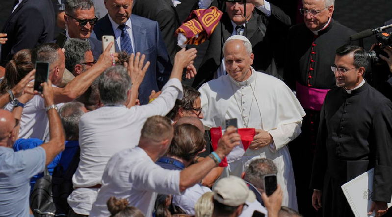 ARROJAN OBJETO A LA CABEZA DEL PAPA LEÓN XIV