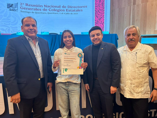 ENTREGA DIRECTOR NACIONAL DEL CONALEP RECONOCIMIENTO A ESTUDIANTE DEL PLANTEL CHIHUAHUA