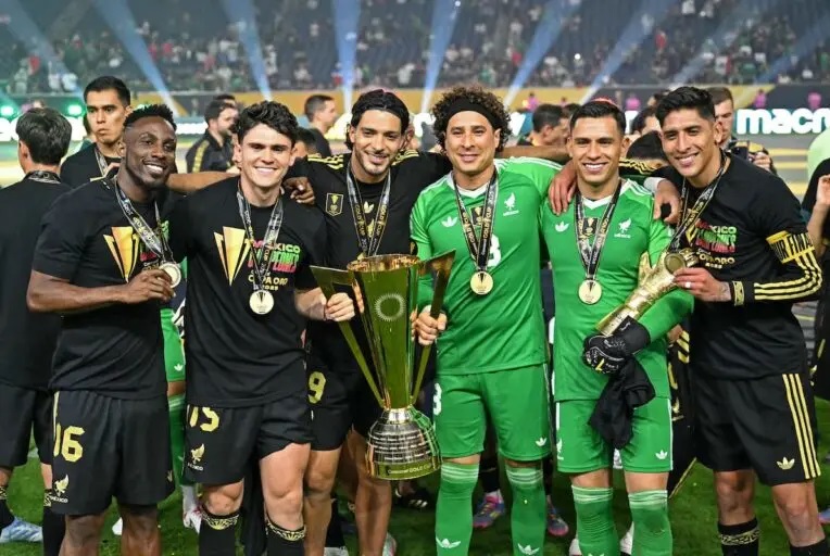 MÉXICO VENCIÓ 2-1 A LA SELECCIÓN DE ESTADOS UNIDOS Y SE CORONÓ CAMPEÓN DE LA COPA ORO
