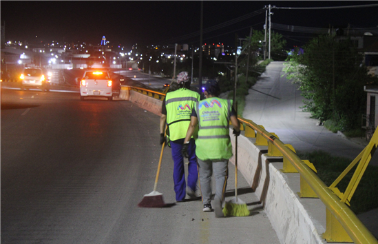REALIZA MUNICIPIO LIMPIEZA DE PUENTES VEHICULARES EN TURNO NOCTURNO
