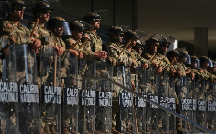 PENTÁGONO RETIRA A 2 MIL SOLDADOS DE LA GUARDIA NACIONAL DE LOS ÁNGELES POR PROTESTAS CONTRA REDADAS