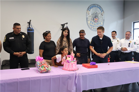 POLICÍAS MUNICIPALES REÚNEN APOYO ECONÓMICO PARA TRATAMIENTO MÉDICO DE NIÑA Y REALIZAN FIESTA PARA CELEBRAR SU CUMPLEAÑOS