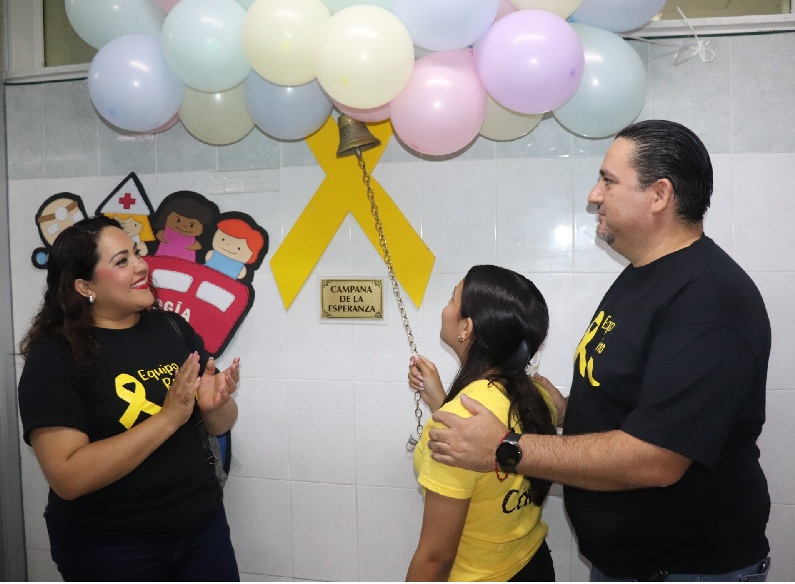 TRIUNFÓ CONTRA LA LEUCEMIA REGINA DE 16 AÑOS, TOCA LA CAMPANA DE LA VICTORIA