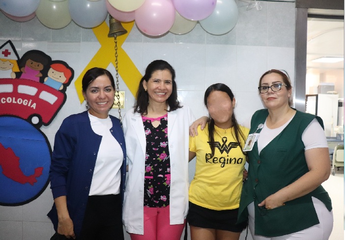 ¡TRIUNFÓ CONTRA LA LEUCEMIA! REGINA DE 16 AÑOS, TOCA LA “CAMPANA DE LA VICTORIA” EN EL IMSS CHIHUAHUA