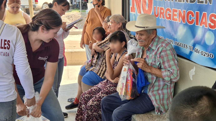 ENTREGA JAEL ARGÜELLES DÍAZ INSUMOS A ADULTOS MAYORES EN LA COLONIA LUIS OLAGUE