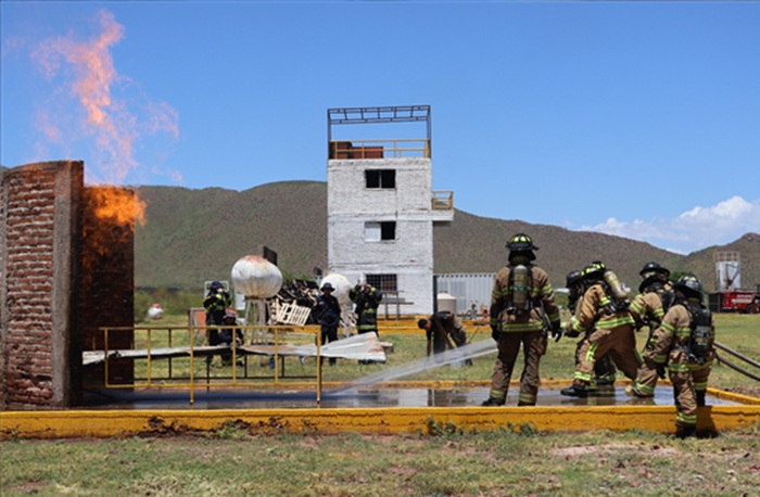 CADETES DE BOMBEROS REALIZAN PRÁCTICAS CON FUEGO REAL