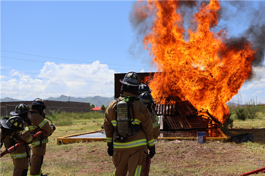 CADETES DE BOMBEROS REALIZAN PRÁCTICAS CON FUEGO REAL