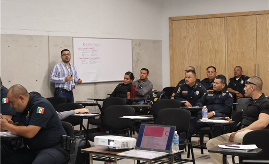 CAPACITAN A POLICÍAS, BOMBEROS Y PERSONAL DEL 911 EN MANEJO DE PERSONAS DIFÍCILES
