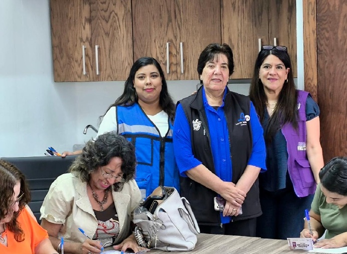 LUPITA BORRUEL ENTREGA TARJETAS JUNTAS PODEMOS AHORRAR A PROMOTORAS DE CASAS DE ENLACE EN COORDINACIÓN CON EL IMM