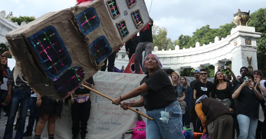 ACTIVISTAS SE MANIFESTARON EN UN “GRITO ANTIGENTRIFICACIÓN“, CON EL FIN DE RECLAMAR LA FALTA DE ACCESO A VIVIENDA DIGNA.