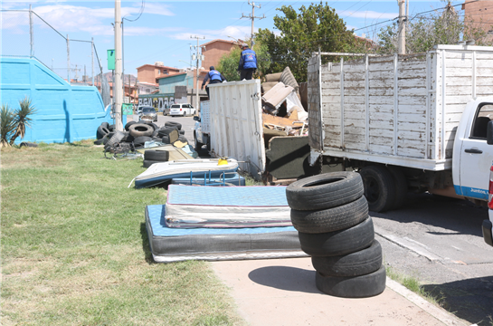 RETIRA GOBIERNO MUNICIPAL 38 TONELADAS DE BASURA CON MEGA DESTILICHADERO EN CHIHUAHUA 2000