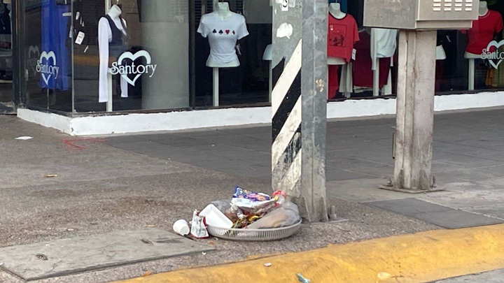 DEJAN CALLES DEL CENTRO LLENAS DE BASURA POR FESTEJOS DEL GRITO