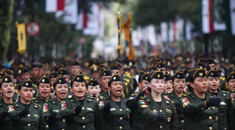 DESFILE MILITAR INSPIRA A NIÑAS