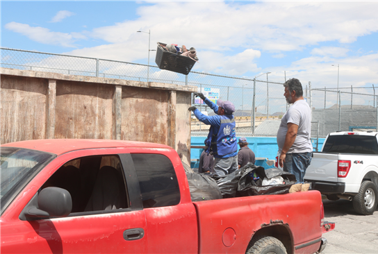 RETIRA GOBIERNO MUNICIPAL 38 TONELADAS DE BASURA CON MEGA DESTILICHADERO EN CHIHUAHUA 2000