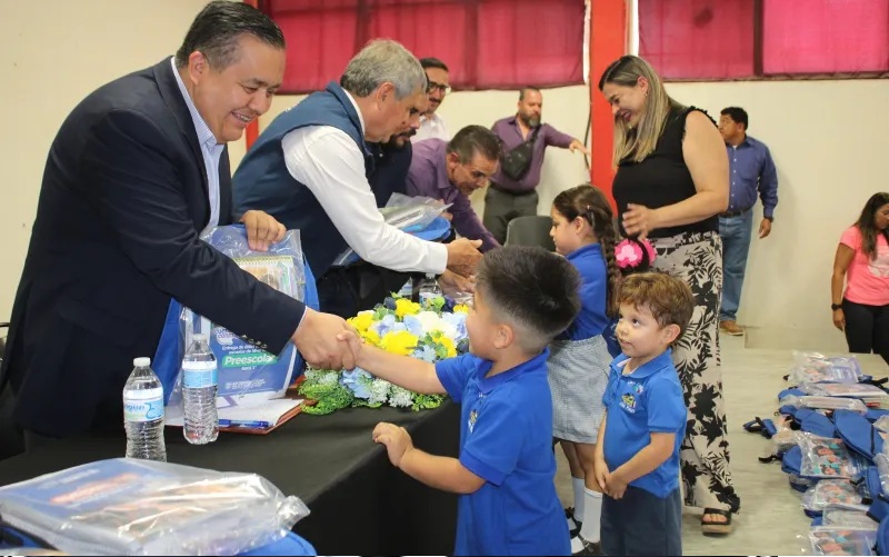 ENTREGA ESTADO MOCHILAS Y ÚTILES ESCOLARES A ESTUDIANTES DE JUÁREZ