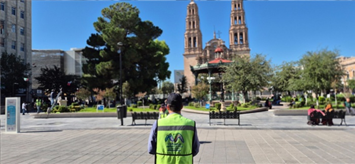 PLAZA DE ARMAS SIEMPRE LUCE BONITA, MUNICIPIO LA LIMPIA A DIARIO