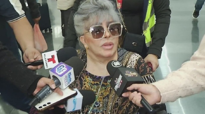 VERÓNICA CASTRO LLEVA OXÍGENO Y VA EN SILLA DE RUEDAS.