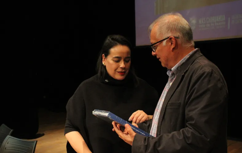 GOBIERNO DEL ESTADO ENTREGA PREMIO NACIONAL DE NOVELA HISTÓRICA A ERNESTO LUMBRERAS