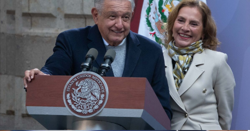 AMLO DESTACÓ DURANTE UNA PRESENTACIÓN DE SU ESPOSA BEATRIZ GUTIÉRREZ EN LA FIL ZÓCALO