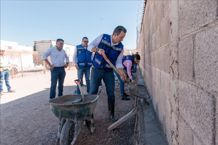 REALIZA ALCALDE MARCO BONILLA SUPERVISIÓN DE PAVIMENTACIÓN DE CALLE ENCINO