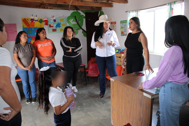 REGIDORA MYRNA MONGE GESTIONÓ Y ENTREGÓ APOYOS A NIÑOS DE PREESCOLAR EN RANCHO DE PALO BLANCO