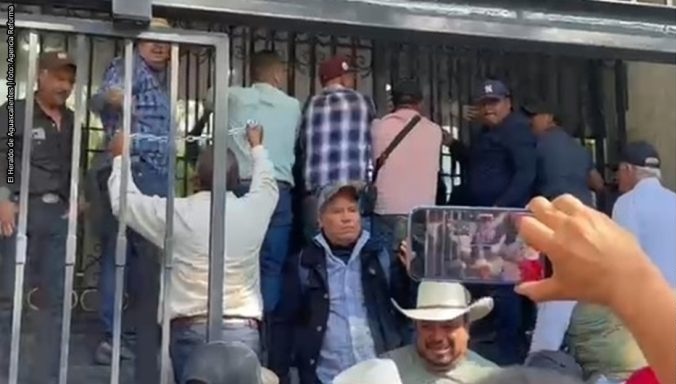 PRODUCTORES DE MAÍZ CERRARON CON CADENAS LA SEGOB EN PROTESTA