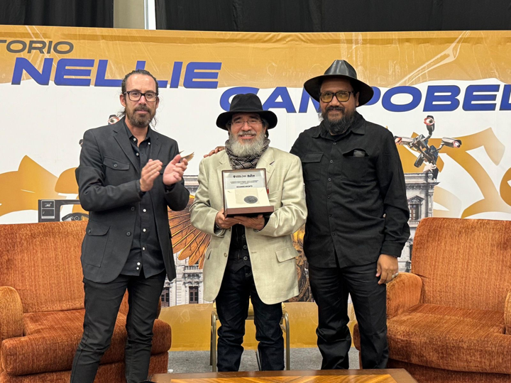 PREMIAN A JUAN DOMINGO ARGÜELLES CON LA MEDALLA WIKÁARAME COMO RECONOCIMIENTO AL MÉRITO POÉTICO