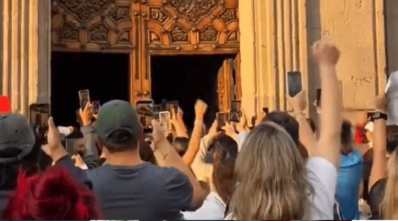 SE DESATARON MANIFESTACIONES, DESTROZOS EN EL PALACIO DE GOBIERNO TRAS EL HOMICIDIO DEL ALCALDE DE URUAPAN