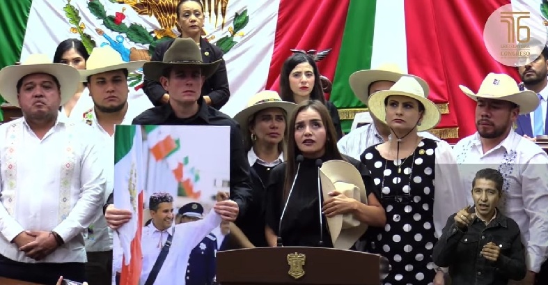 A PESAR DE PROTESTAS ASUME ESPOSA DE MANZO