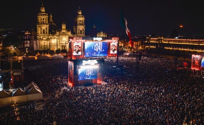 UNAS 170 MIL PERSONAS ASISTIERON AL ZÓCALO CAPITALINO PARA DISFRUTAR LA PROYECCIÓN DEL PRIMER CONCIERTO DE JUAN GABRIEL EN EL PALACIO DE BELLAS ARTES