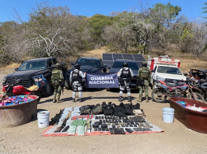 EL ARSENAL Y LA DROGA SINTÉTICA ASEGURADOS EN HUETAMO MICHOACÁN, FUERON PUESTOS A DISPOSICIO?N DE LAS AUTORIDADES COMPETENTES