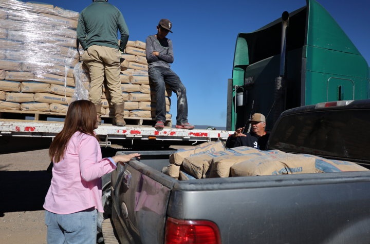 ENTREGA ESTADO 70 TONELADAS DE CEMENTO A FAMILIAS DEL MUNICIPIO DE MADERA