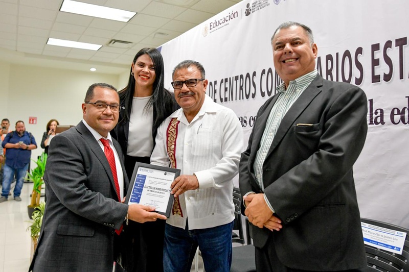 RECONOCE GOBIERNO A EDUCANDOS DEL ICHEA Y EMPRESAS COMPROMETIDAS CON LA EDUCACIÓN EN JUÁREZ