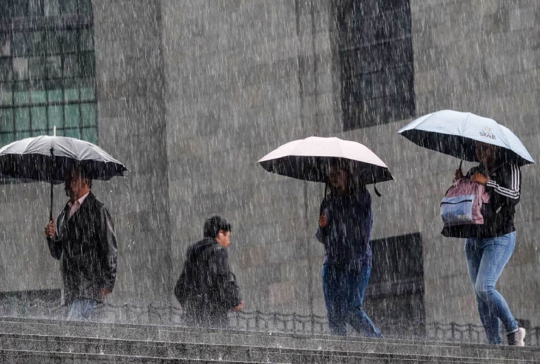 SE ESPERAN LLUVIAS INTENSAS Y MUY FUERTES EN VARIAS REGIONES DEL PAÍS, POR FRENTE FRIO 13