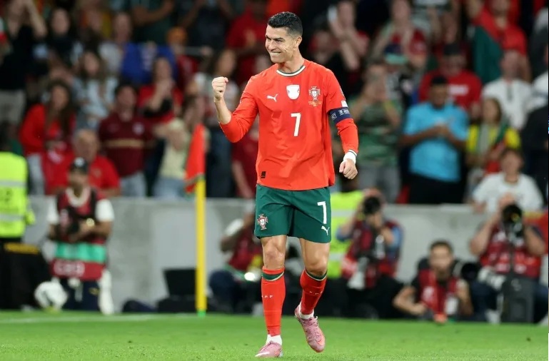 EL DELANTERO PORTUGUÉS CRISTIANO RONALDO AFIRMÓ QUE A SUS 40 AÑOS INTENTA DISFRUTAR DEL MOMENTO Y SEGUIR JUGANDO AL FUTBOL