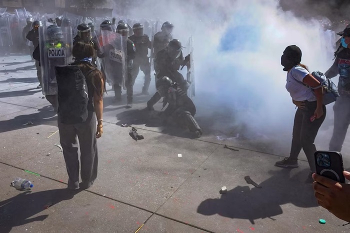 20 DETENIDOS Y 100 POLICÍAS HERIDOS, SALDO TRAS MARCHA DE GENERACIÓN Z EN CDMX