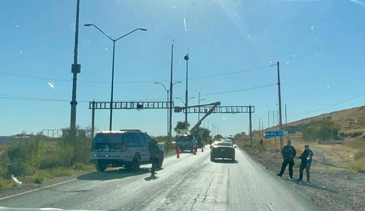 INSTALAN NUEVO ARCO CENTINELA EN SALIDA A ALDAMA