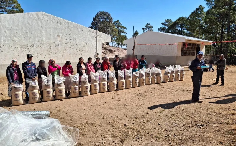 LLEVA GOBIERNO DEL ESTADO APOYO ALIMENTARIO Y HERRAMIENTA AGRÍCOLA A COMUNIDADES DE GUACHOCHI