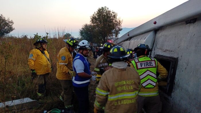 SIETE MUERTOS Y 20 HERIDOS EN MICHOACÁN TRAS VOLCADURA DE AUTOBÚS TURÍSTICO