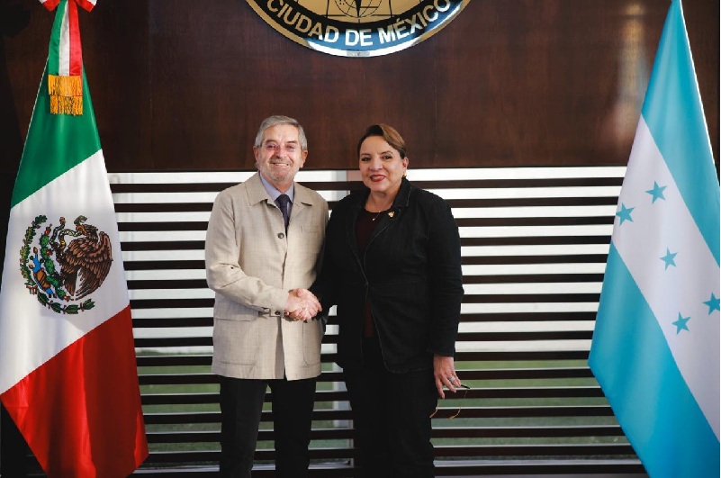 EL CANCILLER JUAN RAMÓN DE LA FUENTE RECIBIÓ A LA PRESIDENTA DE HONDURAS XIOMARA CASTRO