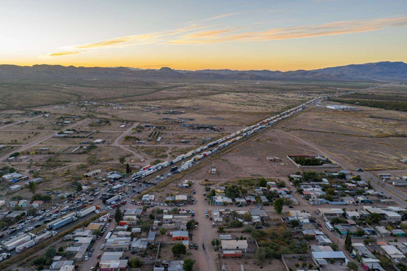 MANTIENEN BLOQUEO EN LA CARRETERA A LÁZARO CÁRDENAS
